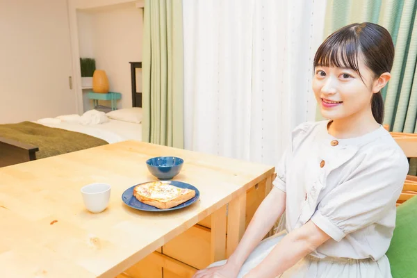 Une Jeune Femme Manger Son Petit Déjeuner — Photo