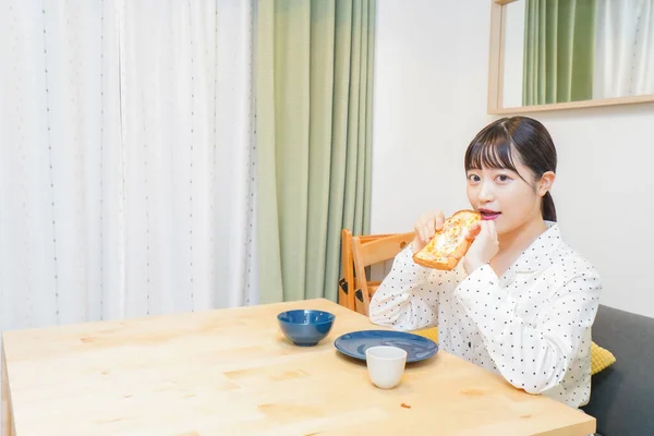 Une Jeune Femme Manger Son Petit Déjeuner — Photo