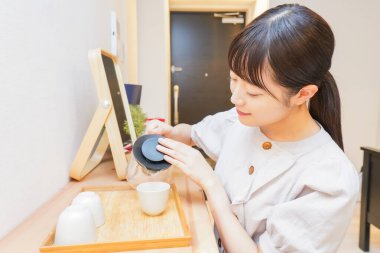 Genç bayan çay yapıyor.