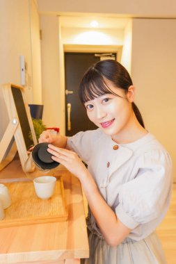 Genç bayan çay yapıyor.