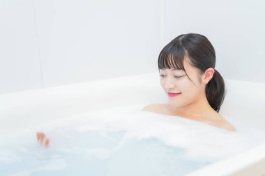 Genç kadınlar köpükle banyo yapıyorlar. 