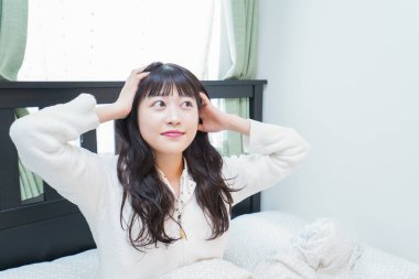 Genç kadınlar sabah uyanır, yataktan kalkarlar. 