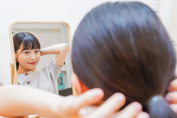 Jeune Femme Fixant Ses Cheveux — Photo