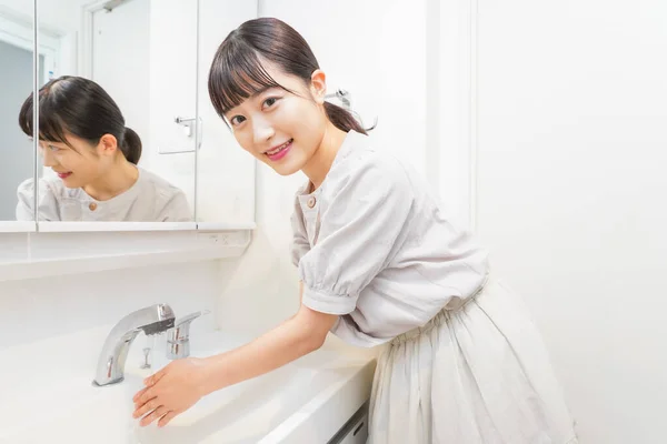 Młoda Kobieta Myje Ręce — Zdjęcie stockowe