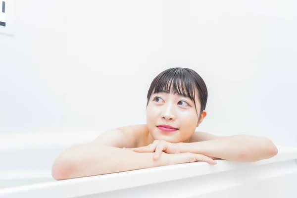 Les Jeunes Femmes Prenant Bain Avec Mousse — Photo