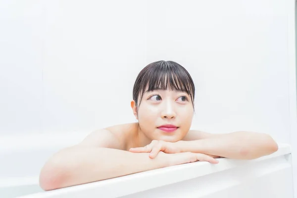 거품으로 목욕하는 여자들 — 스톡 사진