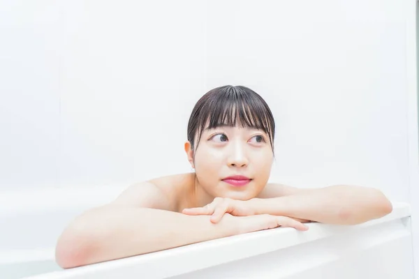 Young Women Taking Bath Foam — Stock Photo, Image