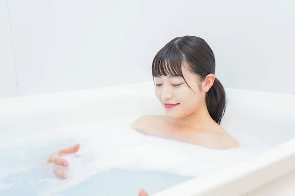 Les Jeunes Femmes Prenant Bain Avec Mousse — Photo