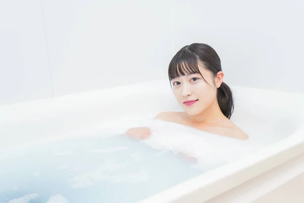 Les Jeunes Femmes Prenant Bain Avec Mousse — Photo