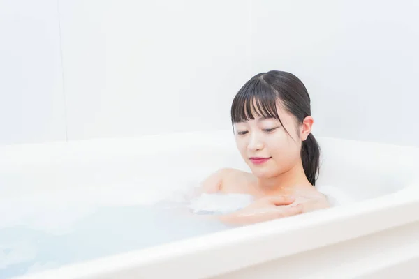 Young Women Taking Bath Foam — Stock Photo, Image