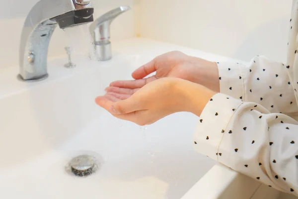 Vrouw Die Haar Gezicht Wast — Stockfoto