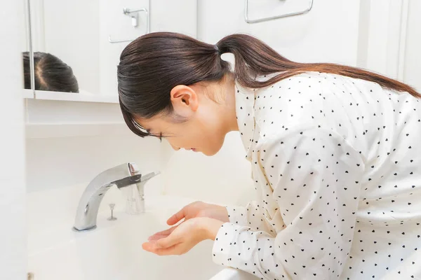 Kobieta Myjąca Twarz — Zdjęcie stockowe