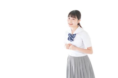 Üniformalı genç öğrenci abur cubur yiyor ve çalışıyor.