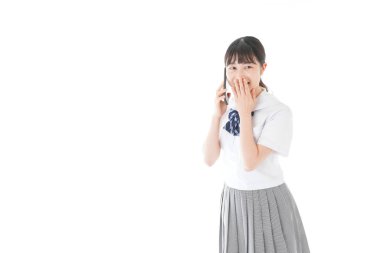 Akıllı telefon kullanan genç bir öğrenci.