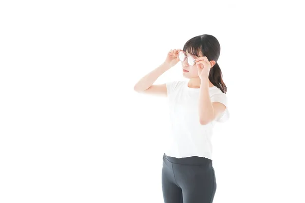 Jong Aziatisch Vrouw Poseren Met Bril Geïsoleerd Wit — Stockfoto