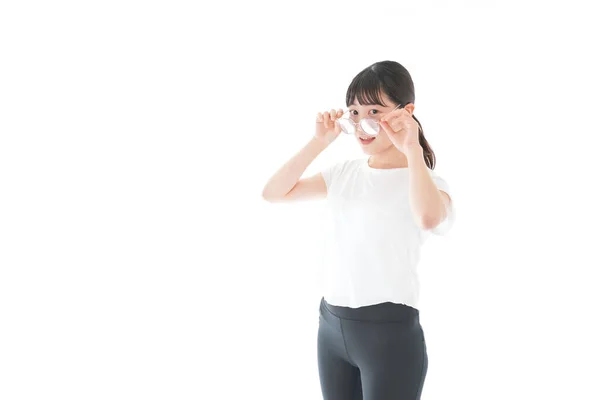 Jeune Femme Asiatique Posant Avec Des Lunettes Isolées Sur Blanc — Photo