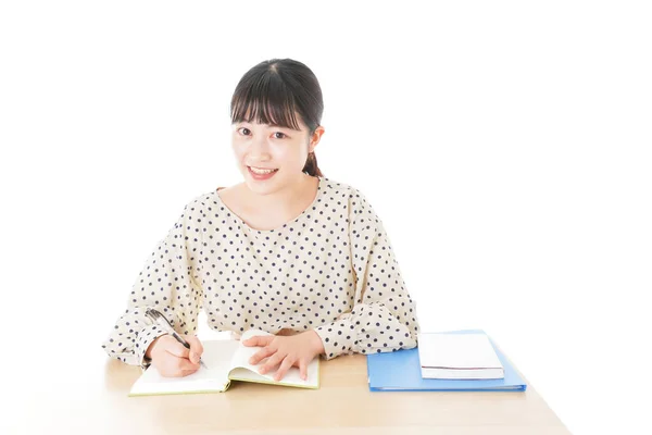 若い女性は机で勉強する — ストック写真