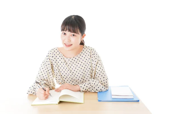 若い女性は机で勉強する — ストック写真