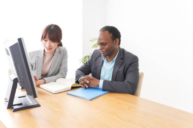  İş adamları ofiste bilgisayar kullanır.