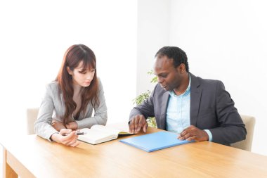 Ofiste iki iş adamı buluşuyor.