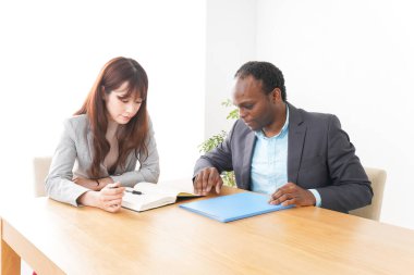 Ofiste iki iş adamı buluşuyor.