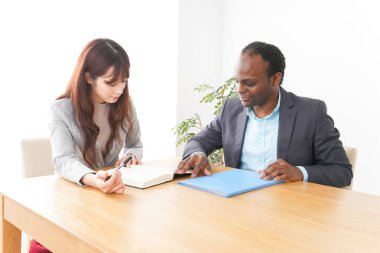 Ofiste iki iş adamı buluşuyor.