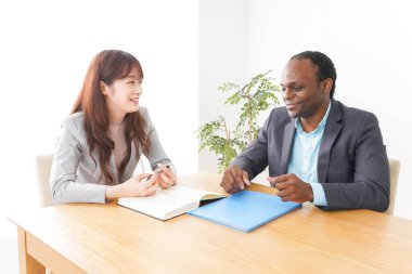 Ofiste iki iş adamı buluşuyor.