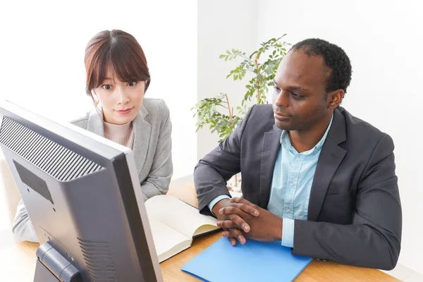 Les Gens Affaires Utilisent Ordinateur Dans Bureau — Photo