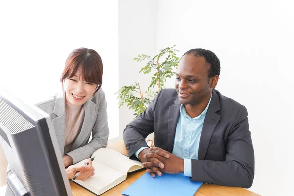 Les Gens Affaires Utilisent Ordinateur Dans Bureau — Photo