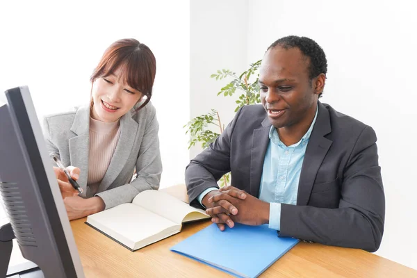 Les Gens Affaires Utilisent Ordinateur Dans Bureau — Photo