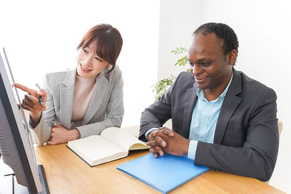 Les Gens Affaires Utilisent Ordinateur Dans Bureau — Photo