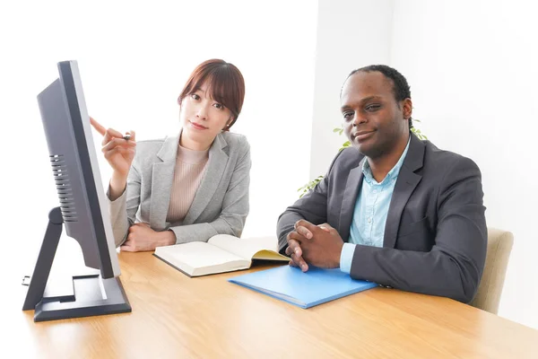 Les Gens Affaires Utilisent Ordinateur Dans Bureau — Photo