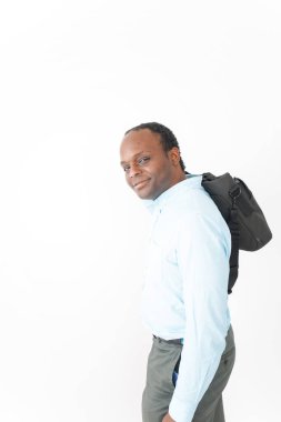 Beyaz arka planda çantalı bir adam ofise gidip geliyor.