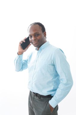 Akıllı telefon kullanan Afrikalı bir adam