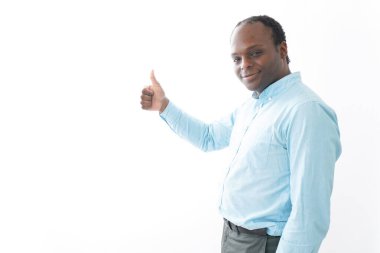 Afrikalı adam ok işareti gösteriyor