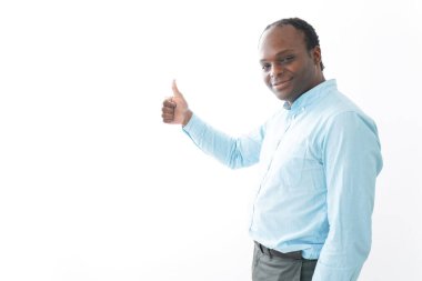 Afrikalı adam ok işareti gösteriyor