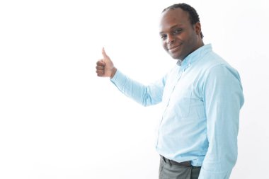 Afrikalı adam ok işareti gösteriyor
