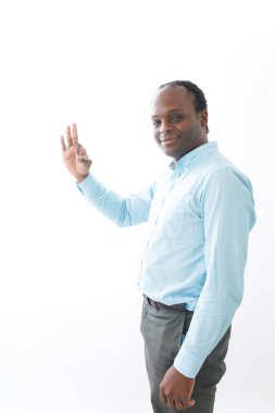 Afrikalı adam ok işareti gösteriyor