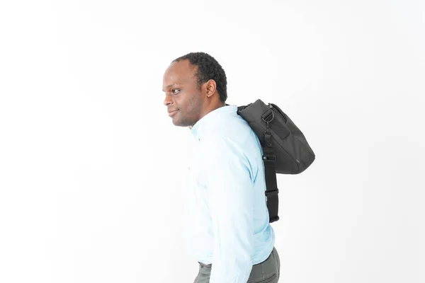 Άνθρωπος Που Πηγαίνει Στο Γραφείο Την Τσάντα Στους Ώμους Λευκό — Φωτογραφία Αρχείου