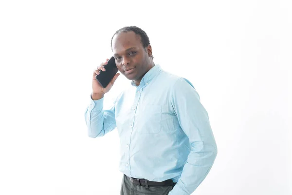 Hombre Africano Usando Teléfono Inteligente —  Fotos de Stock