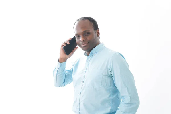 Hombre Africano Usando Teléfono Inteligente —  Fotos de Stock