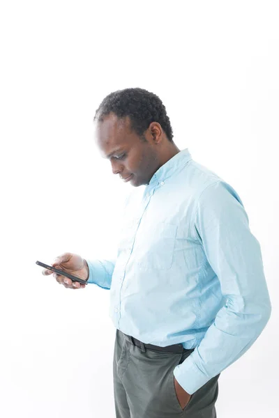 Afričan Používající Smartphone — Stock fotografie