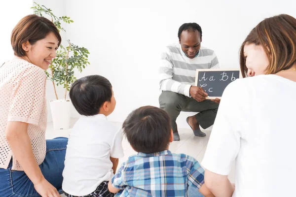 Barn Studerar International School Barn Studerar International School Med Infödd — Stockfoto