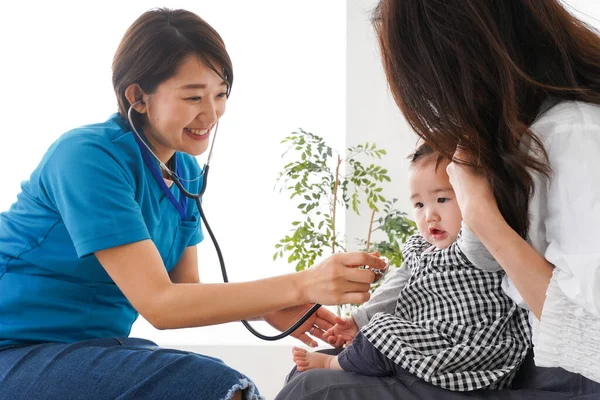 Moeder Met Haar Baby Krijgen Een Examen Het Ziekenhuis Dokter — Stockfoto