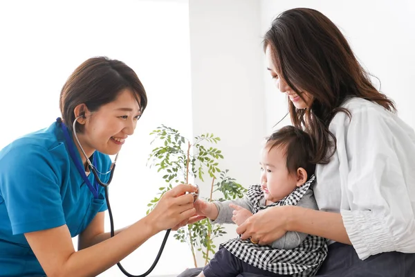 Mamma Con Suo Bambino Ricevere Esame Ospedale Dottore Esaminando Bambino — Foto Stock