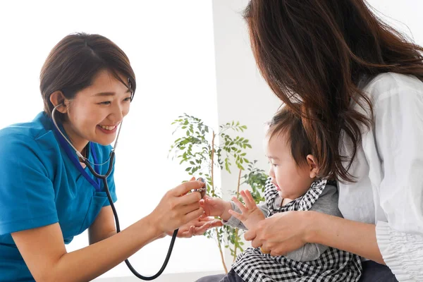 Moeder Met Haar Baby Krijgen Een Examen Het Ziekenhuis Dokter — Stockfoto
