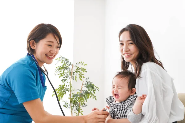 Maman Avec Son Bébé Reçoivent Examen Hôpital Docteur Examinant Bébé — Photo