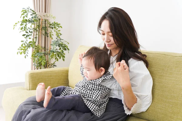 Mom Her Baby Sitting Couch Relaxing Home — Stock Photo, Image