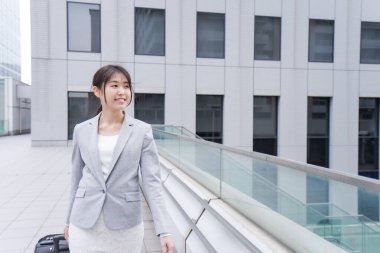 Genç iş kadını iş seyahatinde.