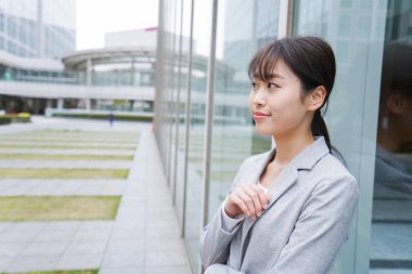 İş alanında yürüyen genç bir iş kadını.